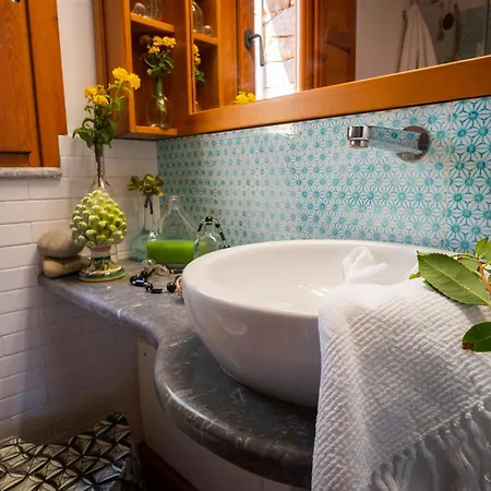 Feriehus Cottage With Aeolian Islands Views Near Cefalu